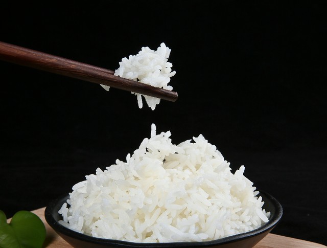 家里蒸米饭怎么蒸好吃呢，米饭油亮松软的5个小技巧