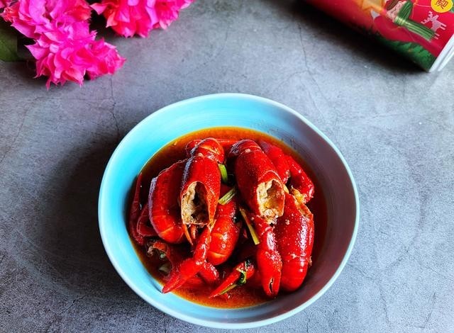 小龙虾的吃法有哪些，蒜蓉麻辣小龙虾的最佳吃法