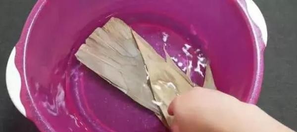 粽子叶怎么处理才能包粽子，这样用粽叶包粽子软糯香甜