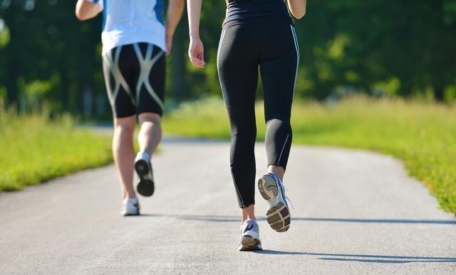 晨跑和夜跑哪个更健康一点，分享早中晚跑步的好处