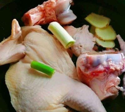 老母鸡炖什么好吃又有营养价值，鲜美的鸡汤做法步骤分享