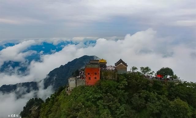 中国的名山大川有哪些呢，安利一生必去的6座山