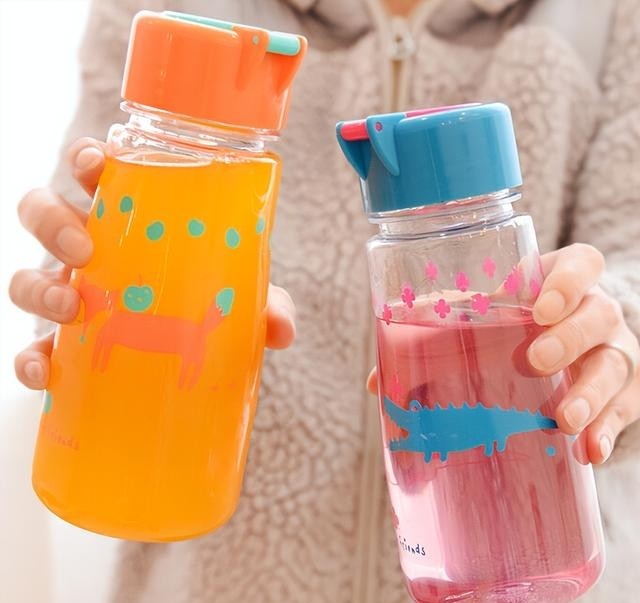给孩子的塑料水杯买什么材质的比较好，教你如何正确挑选水杯