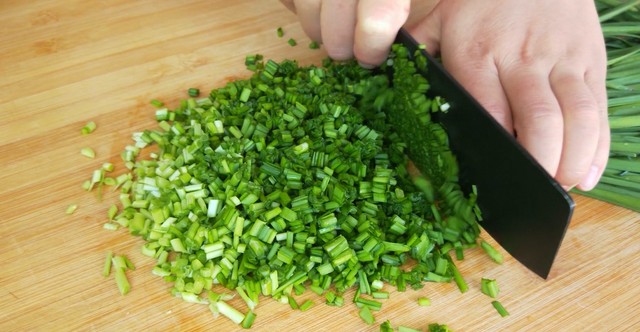 韭菜除了吃饺子还能怎么做，十分钟搞定的懒人早餐韭菜饼做法