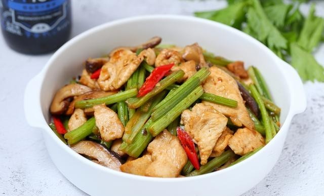 芹菜和鸡肉能一起吃吗，低卡减脂的芹菜鸡胸肉做法