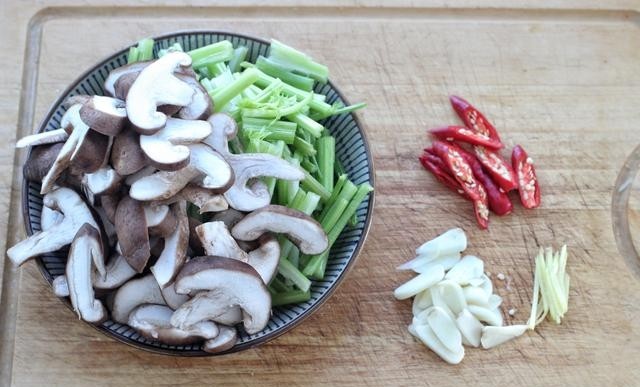 芹菜和鸡肉能一起吃吗，低卡减脂的芹菜鸡胸肉做法