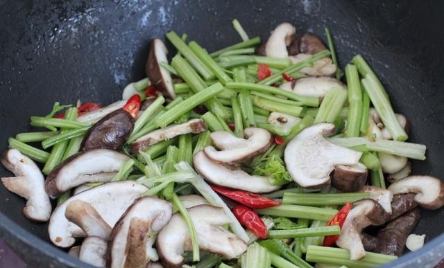 芹菜和鸡肉能一起吃吗，低卡减脂的芹菜鸡胸肉做法