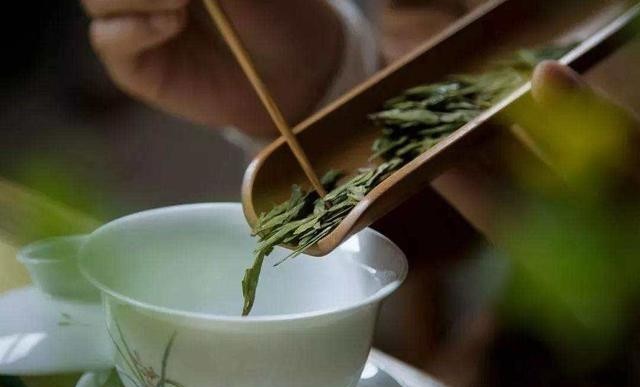 绿茶怎么泡才会变绿呀，绿茶的正确冲泡方法大全
