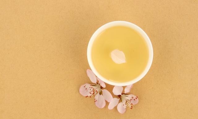 喝白茶对身体有什么好处和坏处， 饮用白茶时的禁忌事项