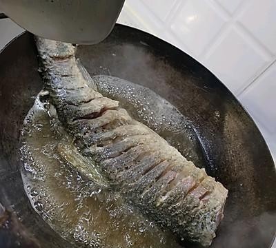 家庭烤鱼怎么做好吃，家庭版烤鱼做法教程