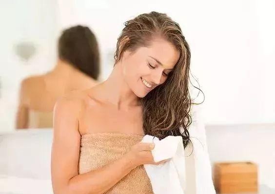 洗头发先用护发素还是先用洗发水，洗头先用护发素先的好处