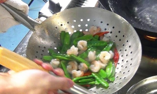 虾仁最佳搭配蔬菜怎么做，荷兰豆炒虾仁的做法教程