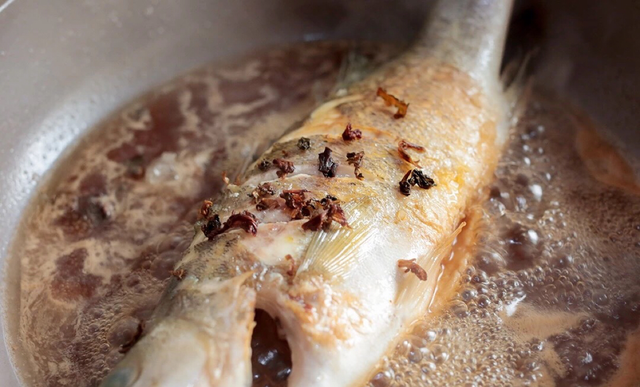 冰冻海鲈鱼怎么做好吃又简单，春笋素鸡抱鱼的制作方法