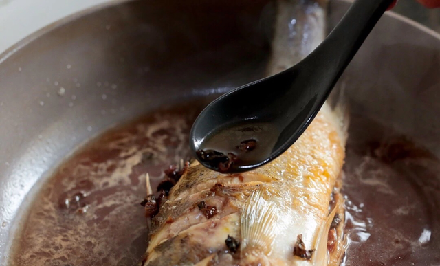 冰冻海鲈鱼怎么做好吃又简单，春笋素鸡抱鱼的制作方法