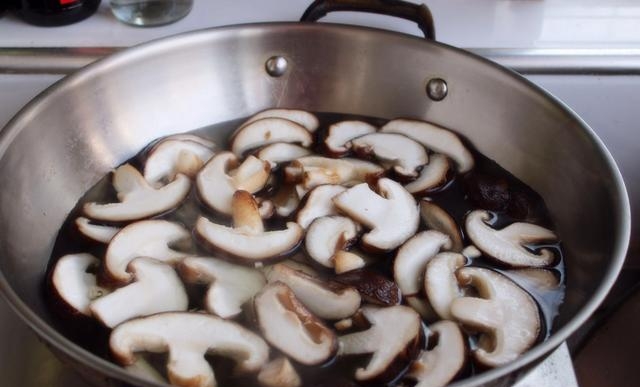 香菇炒什么好吃又简单呢，香菇炒小油菜烹饪食谱