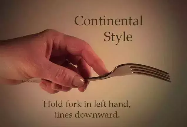 西餐刀叉拿法左右手图解，一分钟熟悉刀叉的基本礼仪