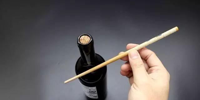 没有开瓶器怎么开红酒，回形针开瓶器的方法教程