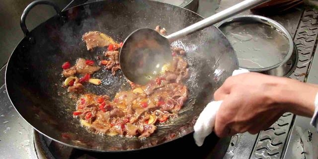 牛肉怎么炒好吃又嫩的做法，蒜苗牛肉的做法教程分享
