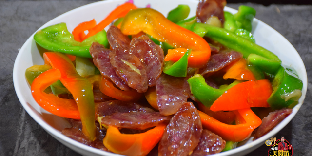 广东腊肠怎么做好吃，菜椒炒腊肠的菜谱教程分享