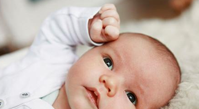 小孩一直发烧反复不退是什么原因，宝宝感染小儿病毒性脑炎症状