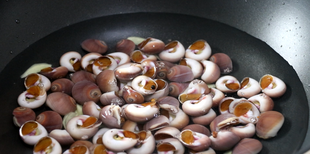 香螺的清洗方法和吃法是什么，家常盐水香螺做法图解