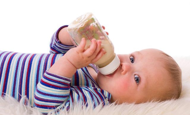 新生儿吃不饱的表现有哪些，孩子喝不饱时发出的5个信号