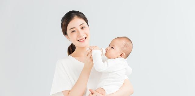 吐奶和溢奶的区别是什么，造成宝宝吐奶原因分析