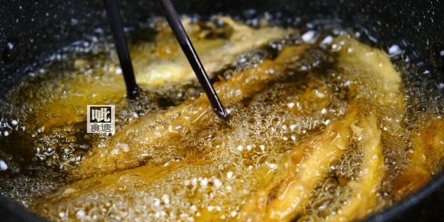 冰冻小黄鱼怎么做好吃又简单，酥脆鲜香小黄鱼的做法