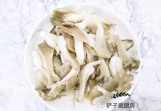 蘑菇和什么炒比较好吃，粉皮炒蘑菇做法图解