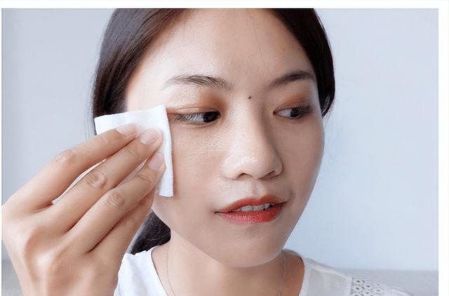 红霉素眼膏涂法图解，使用红霉素软膏的功效