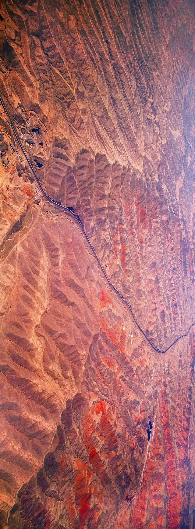 吐鲁番盆地特点是什么，吐鲁番盆地的中国之最