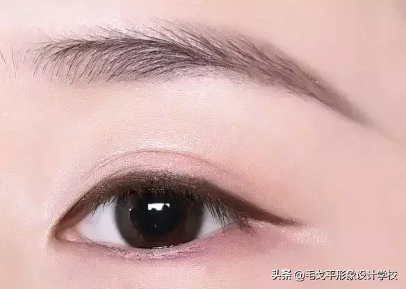 双眼皮怎么画眼线好看，超详细新手眼线教程分享