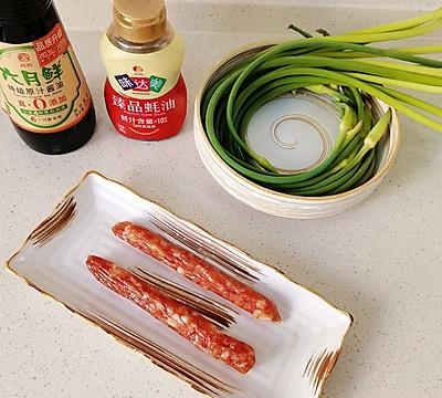 腊肠炒什么菜好吃又简单，腊肠炒蒜苔的做法教程