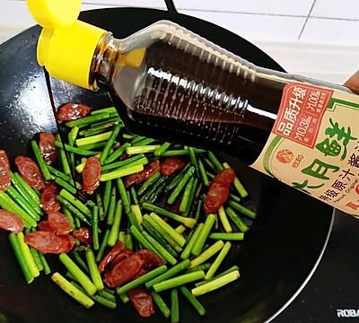 腊肠炒什么菜好吃又简单，腊肠炒蒜苔的做法教程