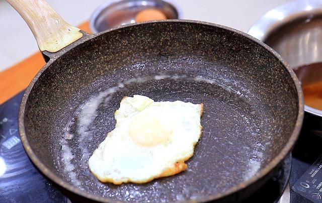 怎样煎鸡蛋既成型又不粘锅，煎荷包蛋的3种做法和技巧