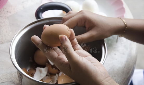 鸡蛋是冷水煮还是热水，煮鸡蛋的2点技巧