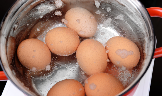 鸡蛋是冷水煮还是热水，煮鸡蛋的2点技巧