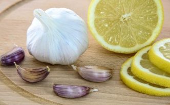 生蒜的功效和副作用是什么 详细介绍：每天生吃一瓣蒜的4个好处