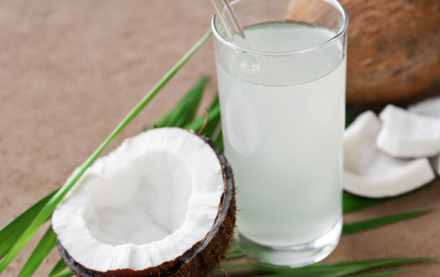 喝椰子水的好处与坏处，有些人群不适合喝椰子水