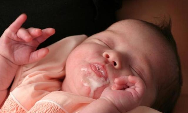 新生婴儿吐奶怎么解决，教你正确应对和预防