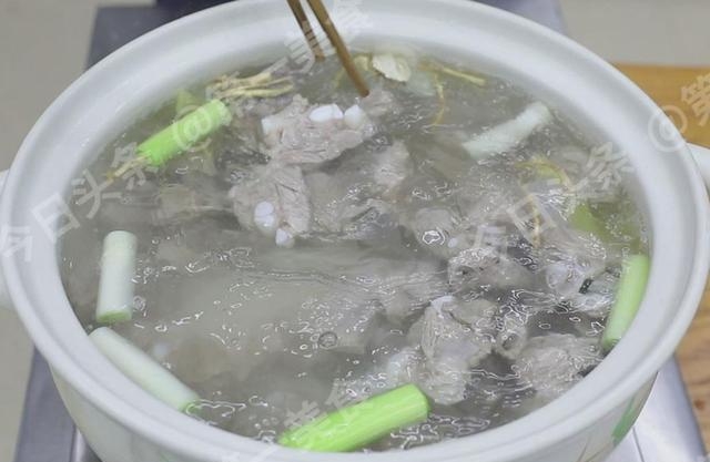 排骨焯水后用冷水还是热水炖，炖排骨熬猪肉的正确方法