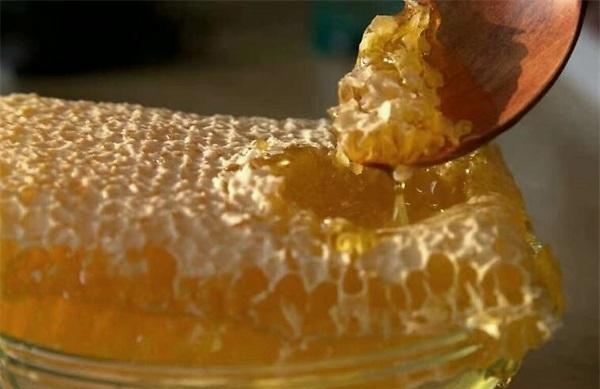 蜂巢怎么吃效果最好，巢蜜蜂巢蜜的食用方法