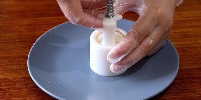 冰皮月饼怎么做简单又好吃，冰皮月饼的详细做法