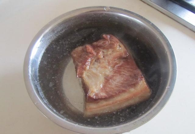 梅干菜扣肉的做法怎么做，正宗的梅菜扣肉的做法