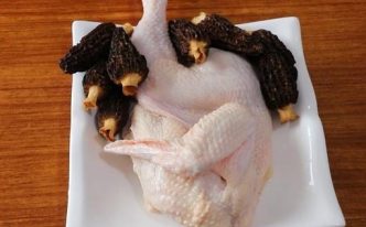 新鲜羊肚菌的食用方法 秒懂：羊肚菌炖鸡汤的做法教程