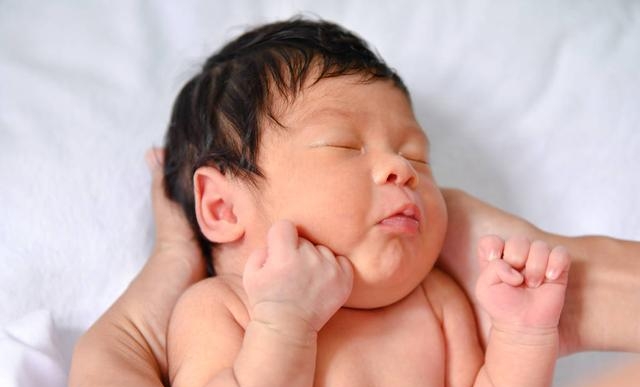 新生儿一个月长几斤正常，新生儿体重增长的注意事项