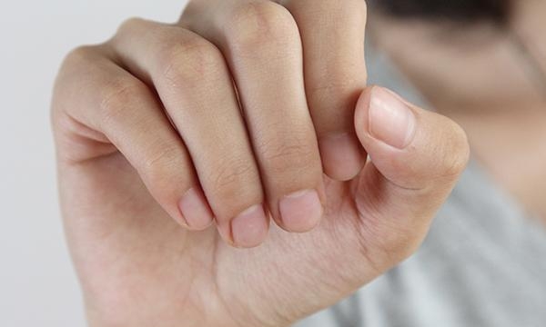 指甲中间凸起来了是什么原因，癌症给的手指2种警告