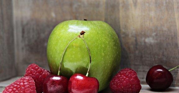 桃子可以不削皮直接吃吗，详解桃子的健康吃法