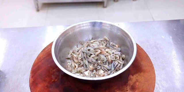 炸河虾怎么做好吃香酥，油炸小河虾的家常做法教程