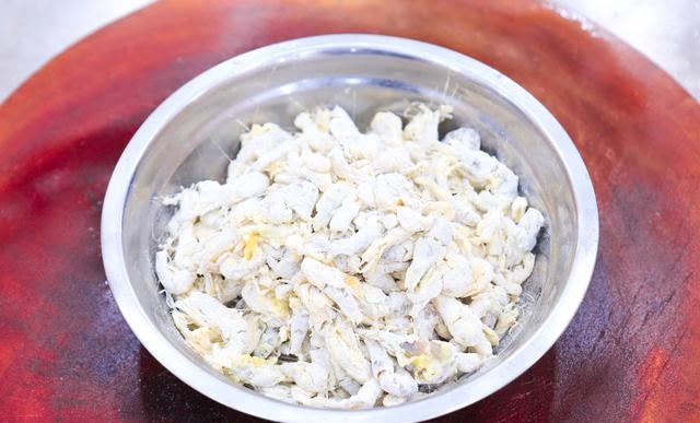炸河虾怎么做好吃香酥，油炸小河虾的家常做法教程